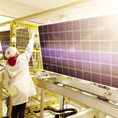 EarthAccounting's tweet photo. Canadian Solar flags up polysilicon, glass and EVA shortages https://t.co/7qzMKc6rxR #solarv https://t.co/JfbuzYV34P