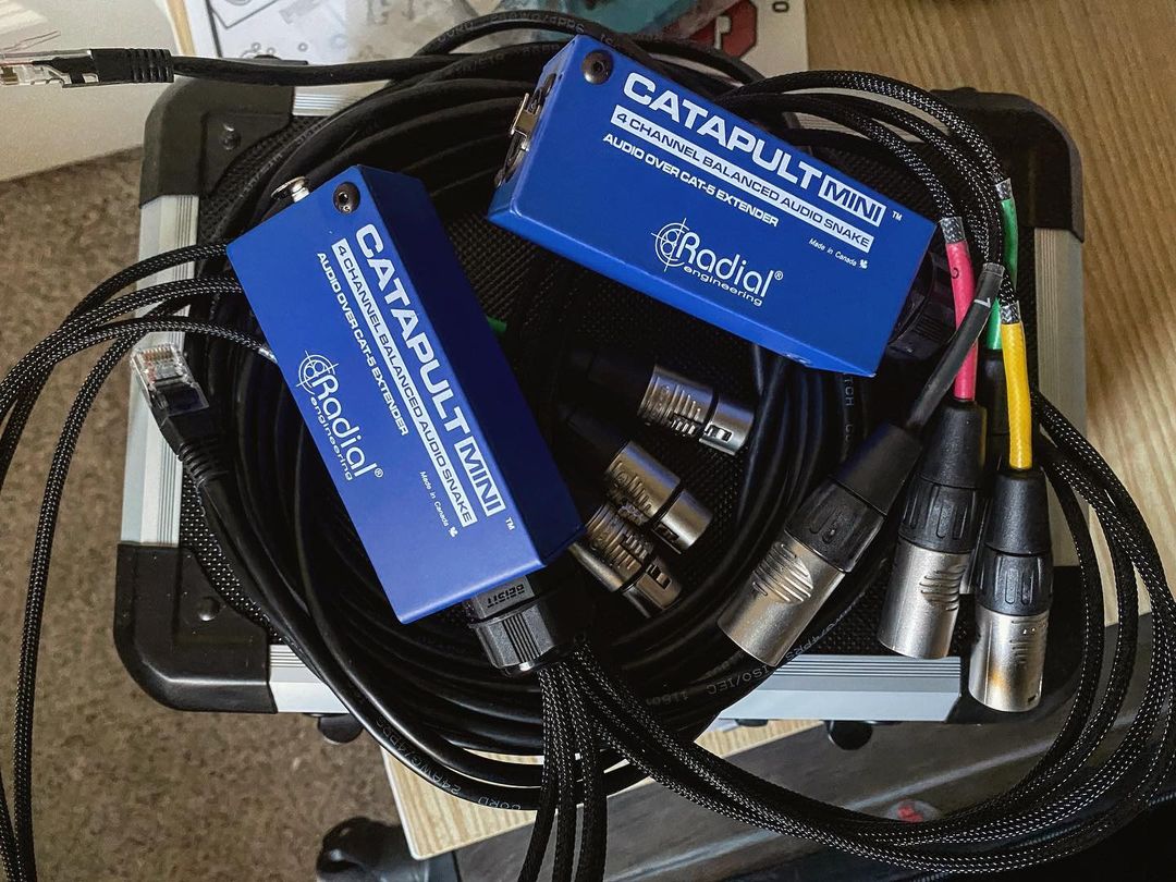 Radial_Eng's tweet photo. 4-Channel Cat 5 Analog Audio Snake. Analog signal over standard Cat 5 or Cat 6 Ethernet cable.
📷 = @RiffsAndBeards #riffsandbeards
Thanks to Fluff for tagging @radialeng
#radialeng #studio #recording #audiosnake #analog #analogsnake #catapultmini https://t.co/bil6CTAgA3