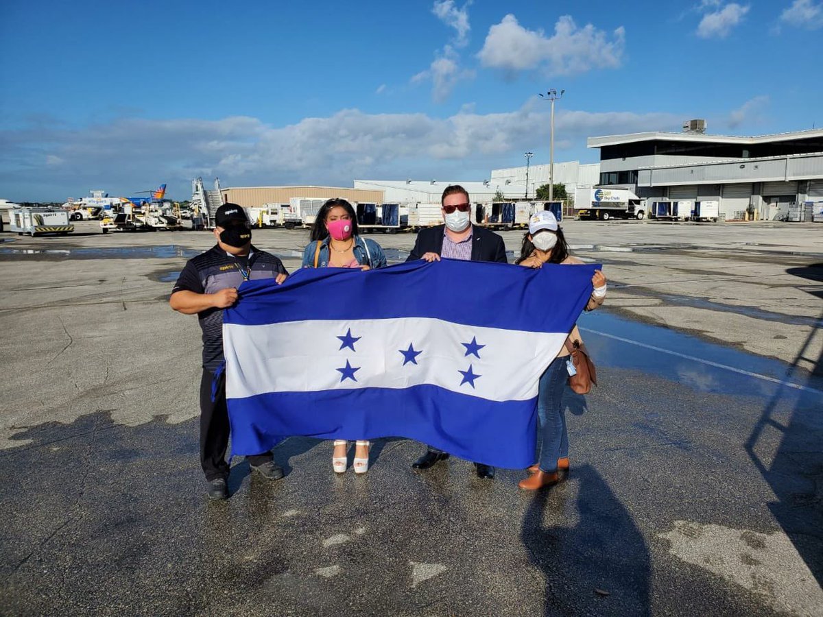 lisandrorosales's tweet image. Gracias @SpiritAirlines por donar 3 vuelos para traer ayuda humanitaria recolectada por organizaciones de hondureños y el @ConsuladoFl. La carga contiene alimentos, articulos de higiene personal y equipo de protección personal
