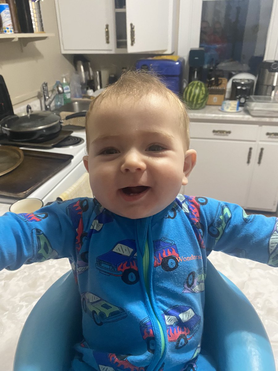 jhozack's tweet photo. Someone’s up early for breakfast. #bedhairdontcare #growingkid https://t.co/VS4w3aX9kS