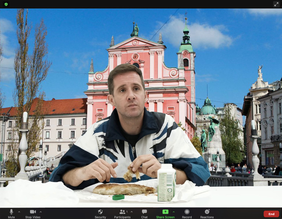 Tunja jé burek pred Frančiškansko cerkvijo aka showing solidarity without being a dick about it.
#weliveinasociety #zoom