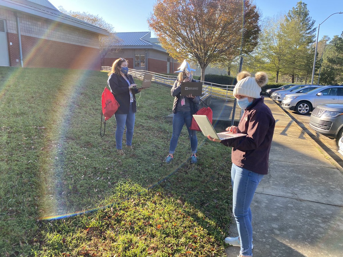 Ruth555's tweet photo. Here @DRMSdolphins the virtual learning keeps on keepin on even as we frosty fire drill. #justkeepteaching #tgif #kahoot https://t.co/HragOJIsFM