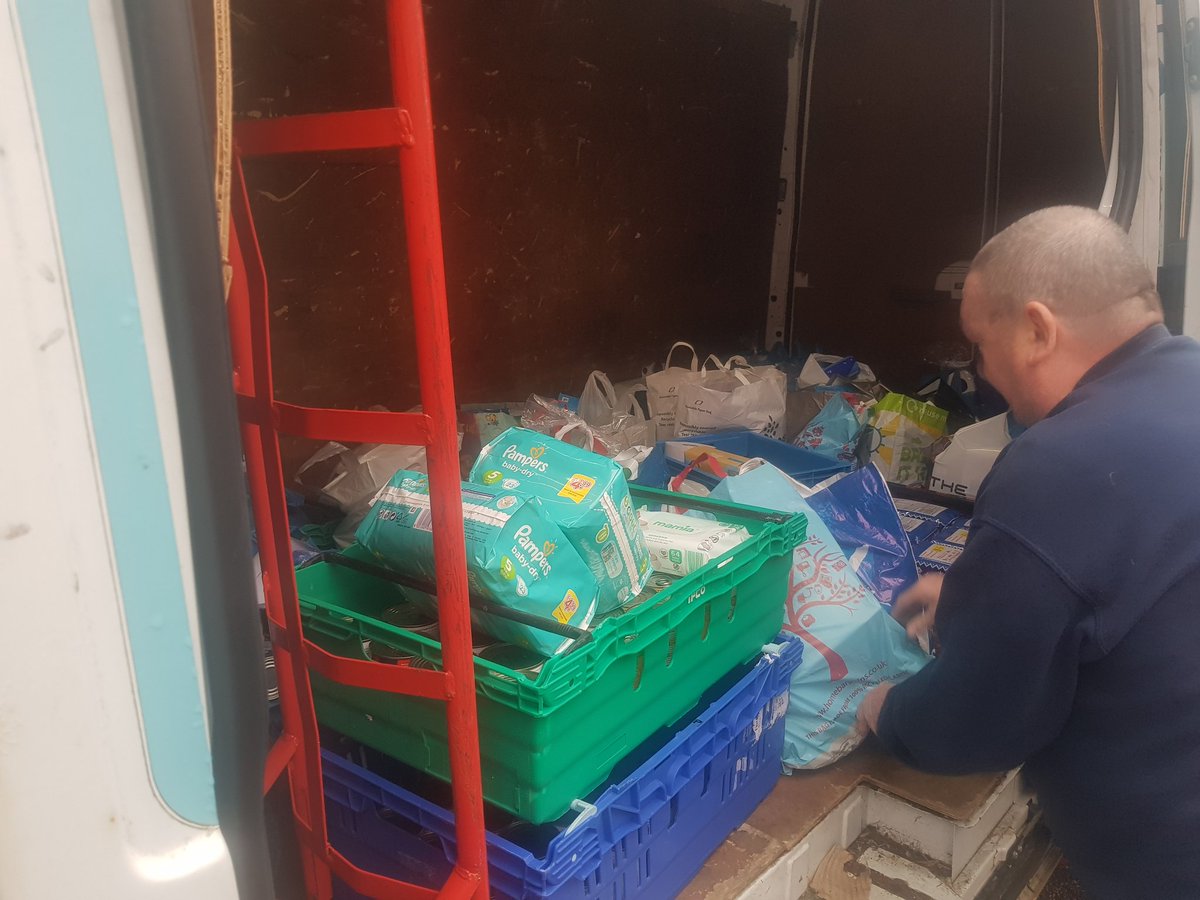 lcfhp's tweet image. Its Friday afternoon, the van's loaded with our afternoon deliveries and our spare packs to cover any later orders.

Its been a horrific year on so many levels,  this isn't our usual routine but we're blessed we can help @nlcpeople ensure no one starves 

Anyone needing...
