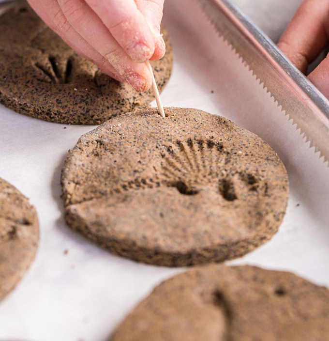 UlnoowegEd's tweet image. 👀 Looking for a #familyfunfriday activity? Check out the Make Your Own Fossil activity in #BackyardScience: Forces of the Earth Edition (p.17) with used☕️ grounds tiny🦖 figures for a great educational activity!

Makes a great gift or a fun🎄ornament!
digitalmikmaq.com/backyard-scien…