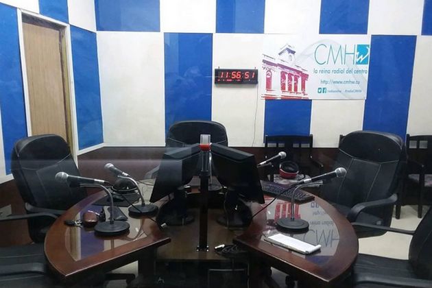 radiocmhw's tweet photo. @oneliocc @radio_rebeldecu @radio_cubana @RadioRelojCuba @RP_OndaAlegria @cadenagramonte @tiempo21cuba @CMKXDigital #Cuba Saludos desde el centro de la Isla....#VillaClara.... @radiocmhw mantiene la información al día para los villaclareños y un poquito más allá... #WInforma https://t.co/RNHvtoWXyz