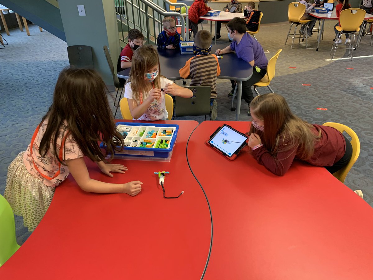 GESFalconPride's tweet photo. 2nd Graders collaboratively building their Pull-Robot with Legos!! https://t.co/KBSxEG938C