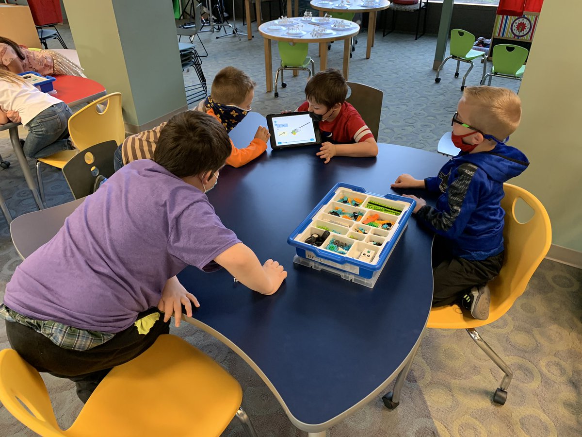 2nd Graders collaboratively building their Pull-Robot with Legos!!