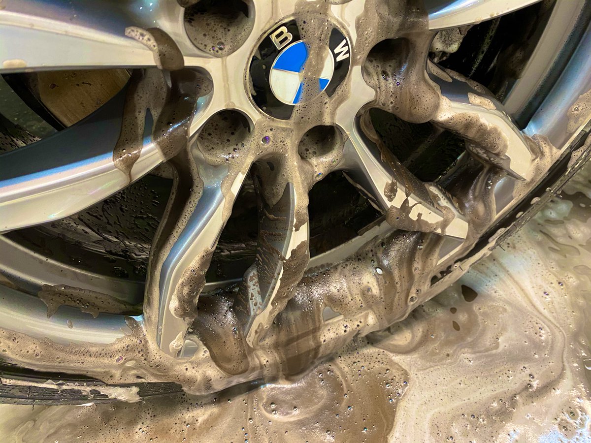 シュアラスター ラボ Official Bmwもブレーキダストの量がスゴいです 2回洗ってもまだこれだけ汚れが 奥までキレイになると引き締まります シュアラスター シュアラスターラボ コーティング ホイールコーティング ホイールクリーニング 洗車