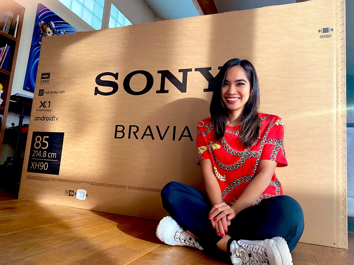 Kayane's tweet photo. Je me demande si j’ai pas un peu abusé sur la taille de la TV 🤣
Je vais profiter à fond de la Next Gen👍 je vous fais un retour bientôt ! 

#SonyTV #XH90 #ReadyForPS5 https://t.co/ZfspEx5EPp
