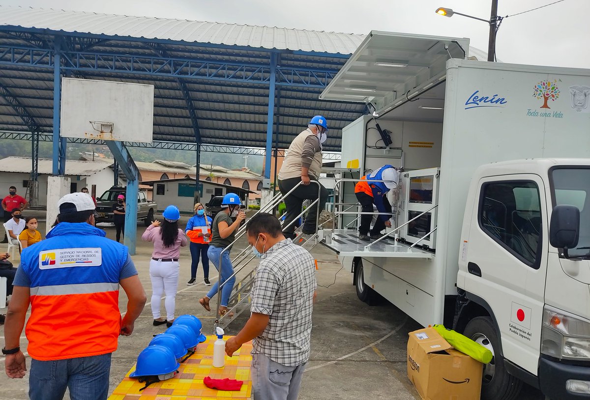 EducacionZ2_Ec's tweet photo. #SíALaEducación | @MeraViteri Director Distrital 17D12, participó en el simulacro de sismos realizado por @Riesgos_Ec en la U.E. Puerto Quito a docentes, estudiantes y población en general.
#AprendemosJuntosEnCasa
#JuntosNosCuidamos https://t.co/dETdNreXAf