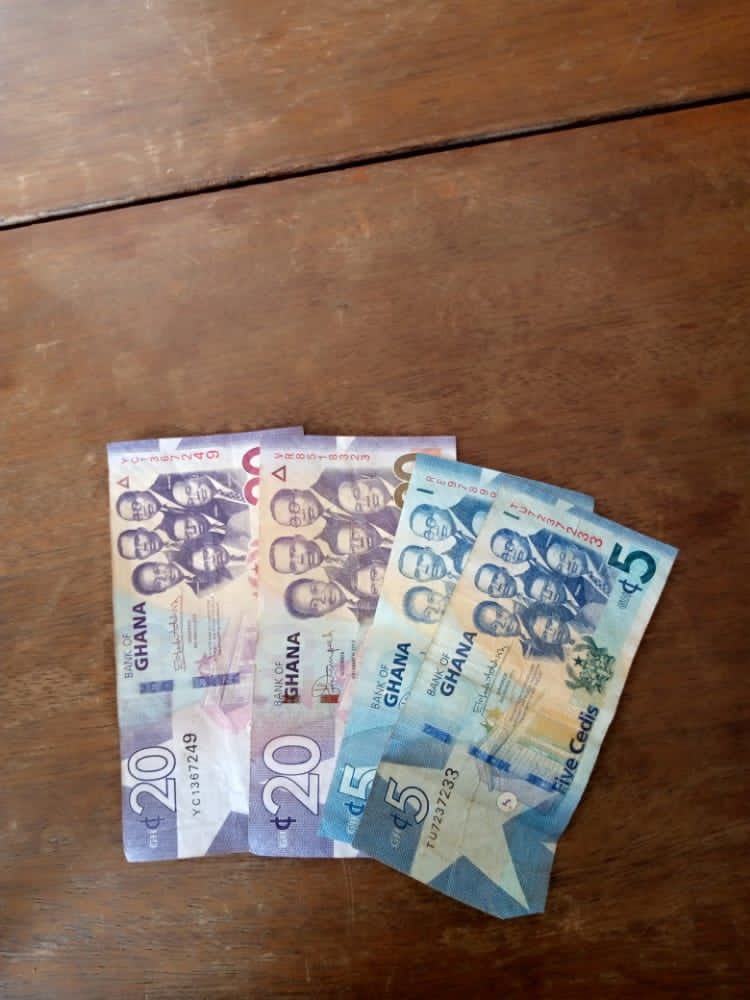angwamu's tweet photo. @johndumelo1 yesterday Lydia was on Legon campus sharing 50gh each to the security men and porters. She later shared Gh4000 to the Evandy hostel taxi drivers. What are u doing about it? https://t.co/firQ2ZhWl2