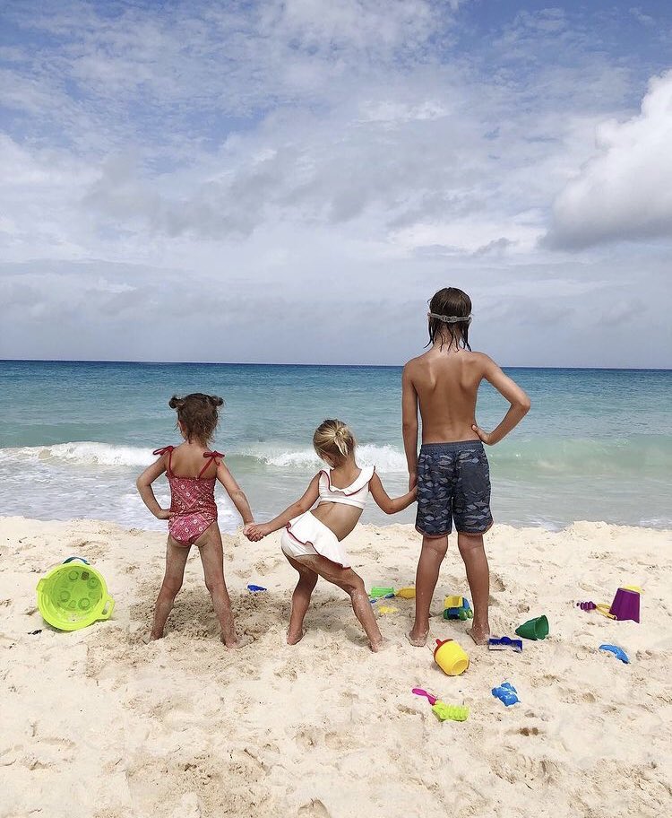 Отдохнуть с детьми на пляже. Малыш на пляже. Семейный отдых с детьми отели. Дети на море. Дети на море.