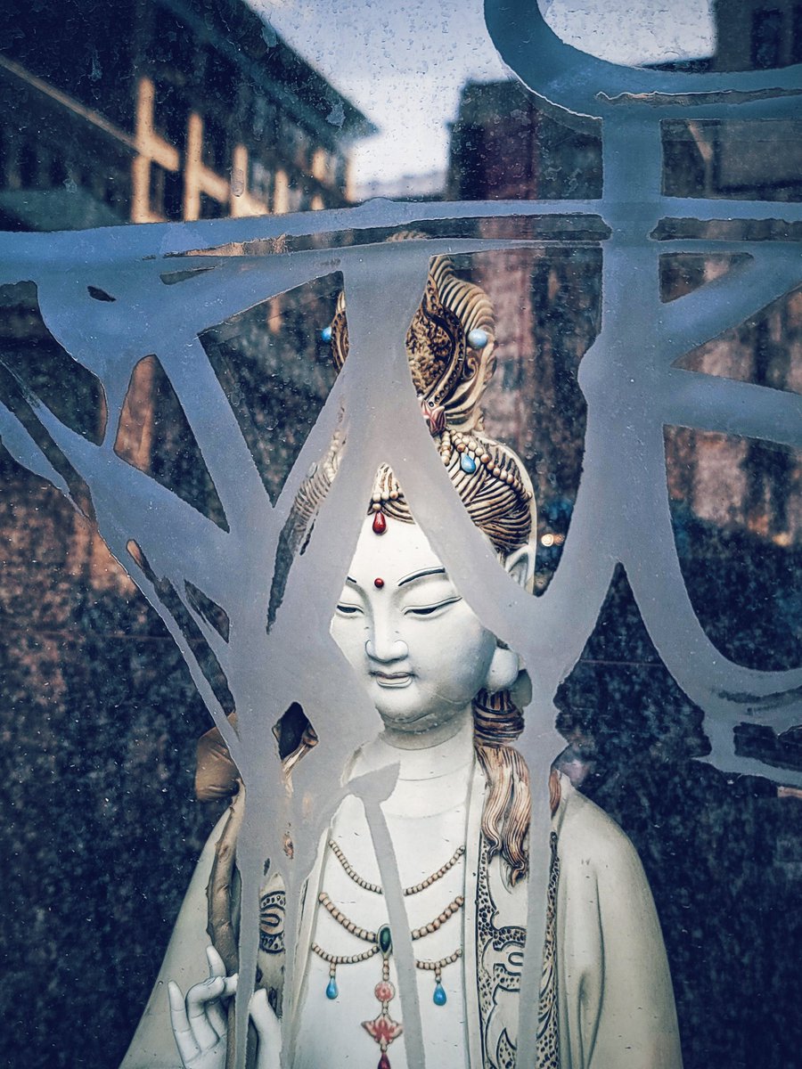 iamwaynegilbert's tweet photo. "What we see in others depends on the clarity in the window... through which we look." #GoodMorning #BeKindToEachOther #FridayThoughts #LifeGoesOn #Reflections #Photowalk #NYC #Photography #ProGradeCamera #Samsung #GalaxyNote20Ultra #withGalaxy @SamsungMobileUS https://t.co/q3kVUU99KD