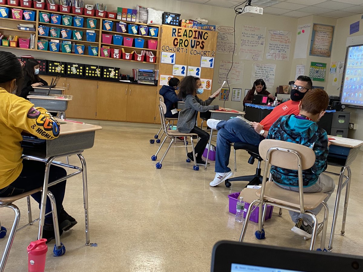 RSSantiago014's tweet photo. Reading workshop small group work in the socially distanced classroom, and virtual conferring. #tcrwp #pames https://t.co/an0WHSxBKz