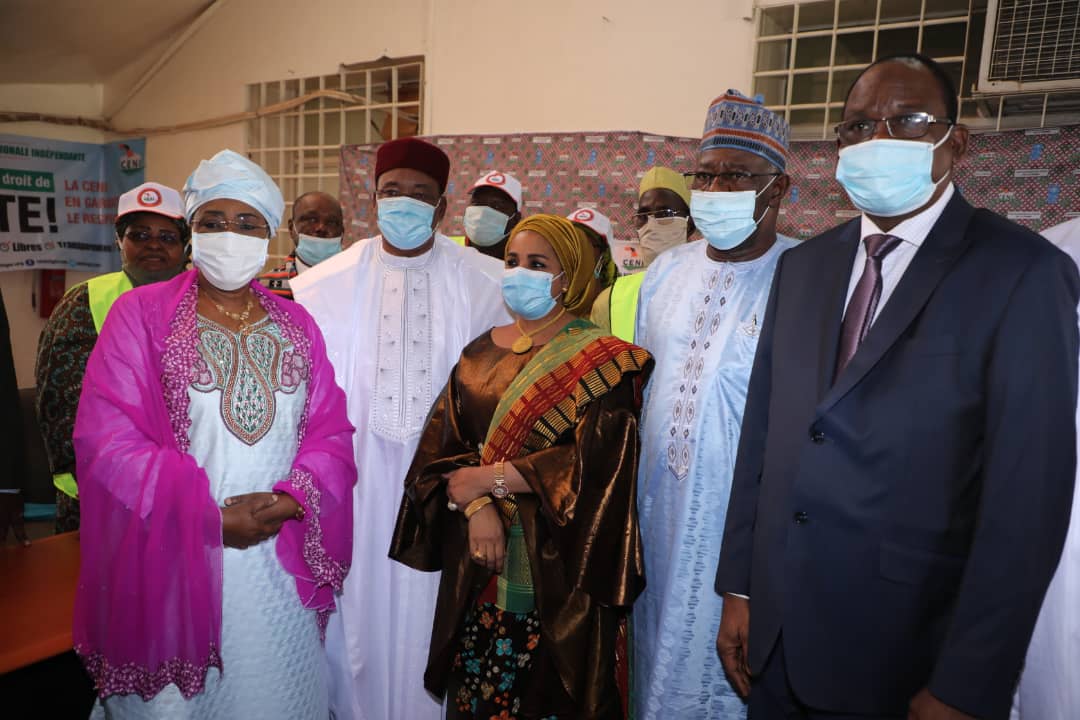 NIGER ÉLECTIONS 2020/2021

La première Dame du Niger Dr Lalla Malika Issoufou, présidente de de la fondation Tattali Iyali, a retiré le jeudi 19 Novembre 2020, sa carte d’électeur en vue des prochaines élections au Niger.