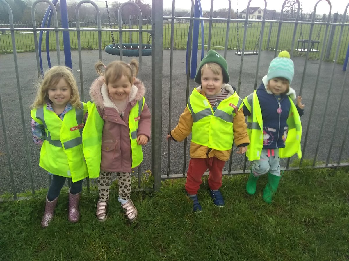 Jac_Y_Do_2019's tweet photo. Plant y Cylch meithrin wedi mwynhau bod mas yr wythnos yma. Wedi gweld llawer o pethau newydd ac wedi codi llawer o arian am y Cylch. Da iawn chi plant! @MudiadMeithrin #Cylchoeddyncerdded #Awyriach #Hapus #CylchMeithrinDinasPowys #pentref #parc #iaithcymraeg https://t.co/IucGawvCho