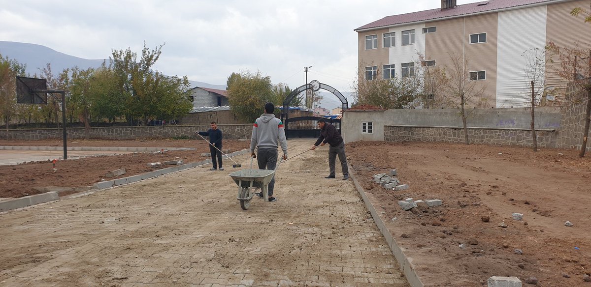 Okulumuzun çevre düzenlemesine devam ediyoruz.
