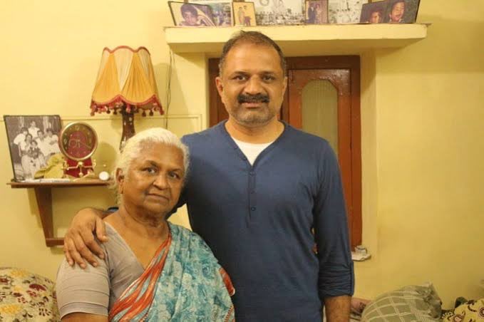 mari_selvaraj's tweet photo. எத்தனை நீண்ட பிரிவின் பெரும் துயரம் போதும். நிரந்தரமாக அந்த தாயிடம் அந்த மகனை கொடுத்துவிடுங்கள் @CMOTamilNadu ஐயா @ArputhamAmmal #ReleasePerarivalan https://t.co/CTLvqidJNV