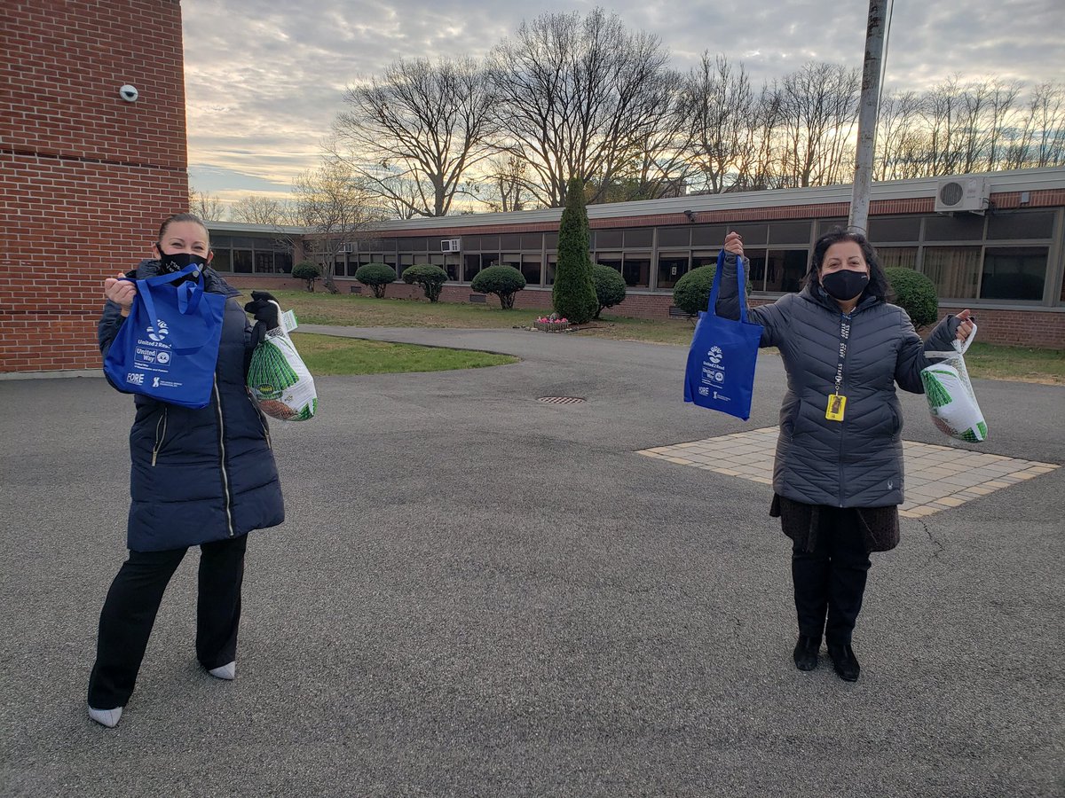 VargasDir's tweet image. Turkey give away was a huge success. Peekskill Basics was also giving away books to our families. Great day!! #peekskillpride #peekskillbasics