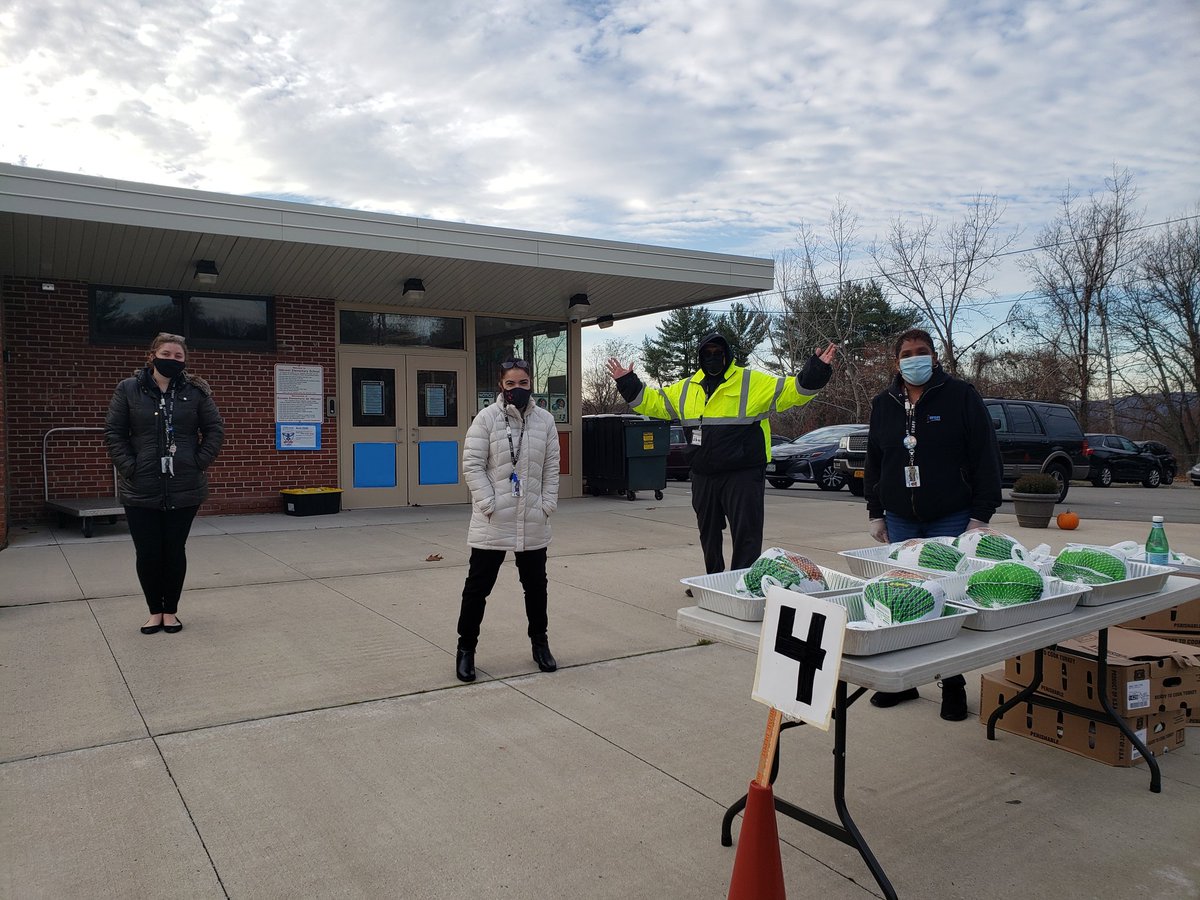 VargasDir's tweet image. Turkey give away was a huge success. Peekskill Basics was also giving away books to our families. Great day!! #peekskillpride #peekskillbasics