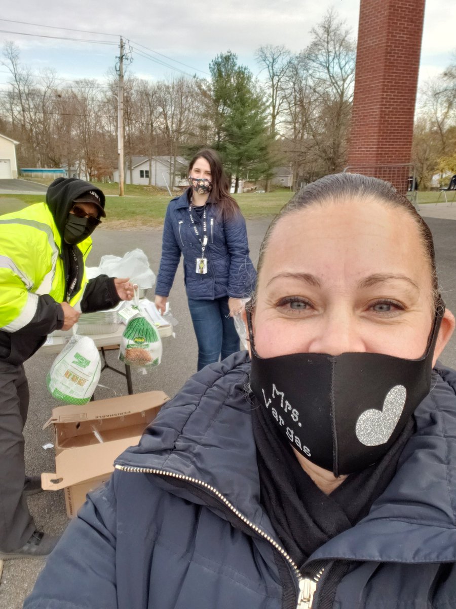 VargasDir's tweet image. Turkey give away was a huge success. Peekskill Basics was also giving away books to our families. Great day!! #peekskillpride #peekskillbasics
