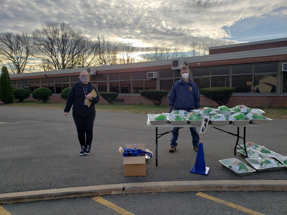 VargasDir's tweet image. Turkey give away was a huge success. Peekskill Basics was also giving away books to our families. Great day!! #peekskillpride #peekskillbasics