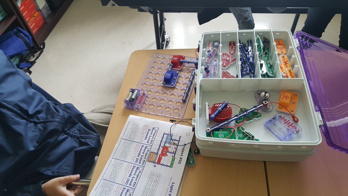 Ss are using littlebits and snap circuits to explore principles of electric currents, open/closed circuits. #littlebits #STEAM <a href="/HorizonAcadFL/">HorizonMarionOaks</a> <a href="/theREALDonMaier/">Don Maier</a>
