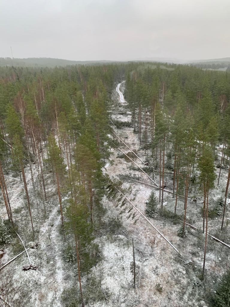 Elenia_fi's tweet photo. Helikoptereilla on löydetty paljon vikakohteita, joista osan korjaaminen vaatii erikoiskalustoa. Korjaustöitä jatketaan viikonlopun ajan, kunnes sähköt saadaan palautettua kaikille. Kiitämme asiakkaitamme kärsivällisyydestä. https://t.co/mmRAfDqf4C Kuva Hannu/Helikopterikeskus Oy https://t.co/pSgwzKBXiR