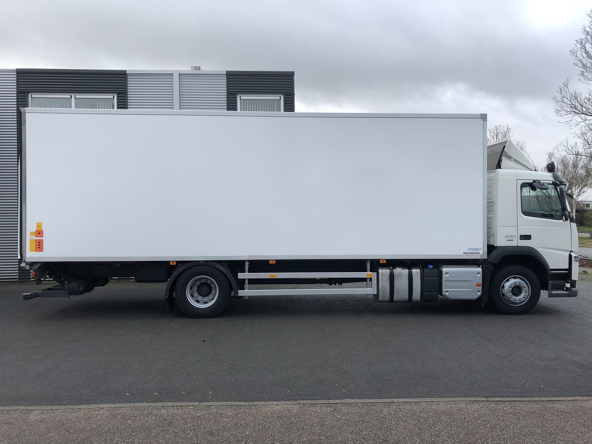 Deze Volvo FM330 voorzien van een geïsoleerde laadbak met achtersluitende laadklep.