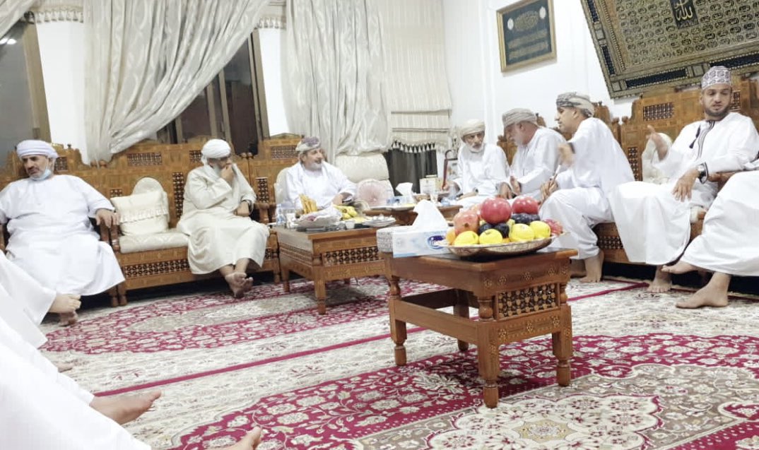 الشيخ العلامة سعيد بن خلف الخروصي يحب الفيحاء ففيها تقلد القضاء زمن السلطان سعيد بن تيمور والخالد قابوس
جئت بيته بالوادي الكبير أحمل "مصابيح الفيحاء" وفي الصفحات عبق زمنه السمائلي
إلا أن عمامة بيضاء تضيئ بيته الآن ، فحمدت الله أن تهيأ للمصابيح شرف السطوع في البيت الخروصي المبارك.