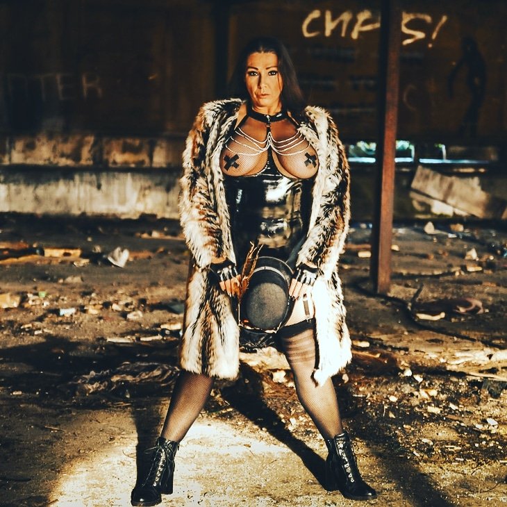 bee_burlesque's tweet photo. The Apocalypse photo credit #johnbaldwinphotograhy
#queeniebeeburlesque #burlesquelife  #burlesquedancer #pinupmodel #alternativemodel #tattoogirls #vintageglamour #creative #newburlesque #burleylife #showgirls #entertainment #performanceart #bustygirls #lingerie #fetishmodel https://t.co/Rt0ji0fR5W