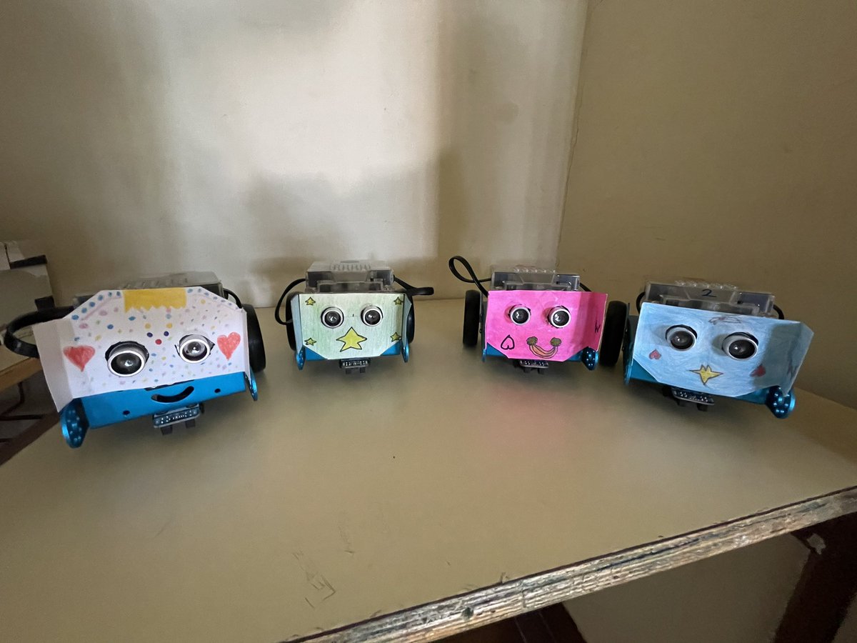 jgrisalvo's tweet photo. Vuelven los #RoboRetos y cada uno con su #mbot 🤖personalizado. El virus 🦠 no para la #robótica ni las ganas de aprender 🧑🏻🏫🤖. #clasesquemolan #alumnosfelices @cprplasencia @enmarcha @InnovacionForm @Junta_Educacion https://t.co/Zw7F3ny5J6