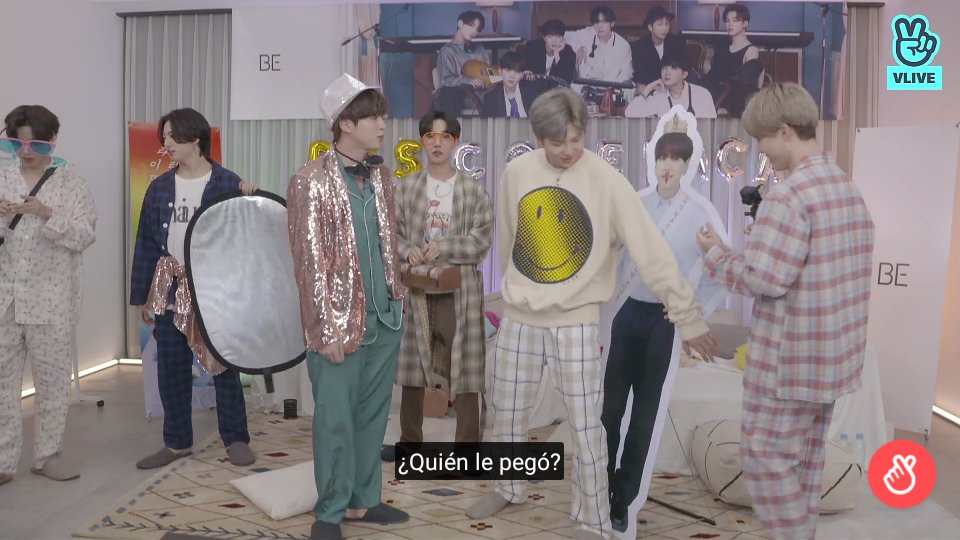 Nuviz_twt's tweet photo. Suga: por favor sean buenos con mi presentación en cartón 
#TAEHUYNG, #NAMJOON, #JIN, #HOBI #JIMIN y #JUNGKOOK 😂😂😂😂 #BTS_BE #BEbyBTS #BE_BTS #vlive_bts https://t.co/pw9pDmZCWC