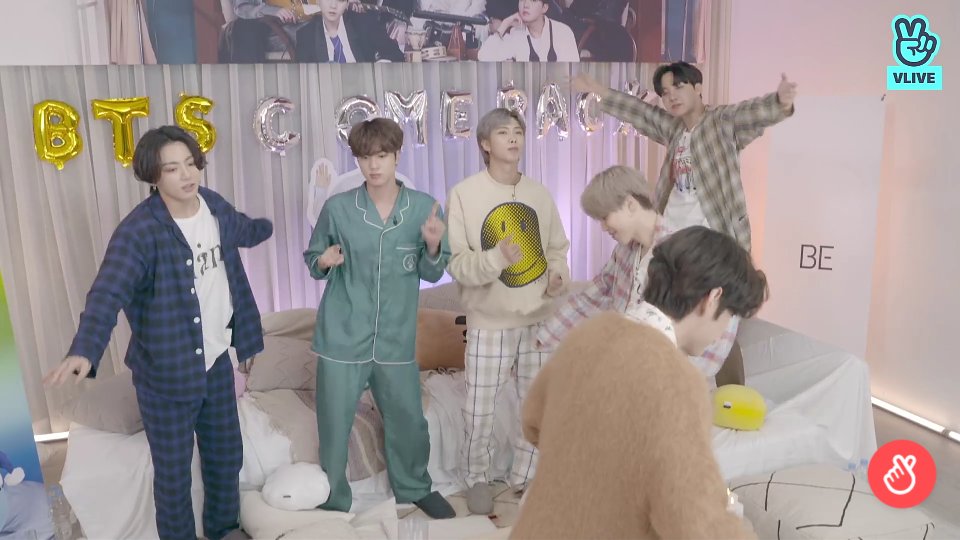 Nuviz_twt's tweet photo. Suga: por favor sean buenos con mi presentación en cartón 
#TAEHUYNG, #NAMJOON, #JIN, #HOBI #JIMIN y #JUNGKOOK 😂😂😂😂 #BTS_BE #BEbyBTS #BE_BTS #vlive_bts https://t.co/pw9pDmZCWC