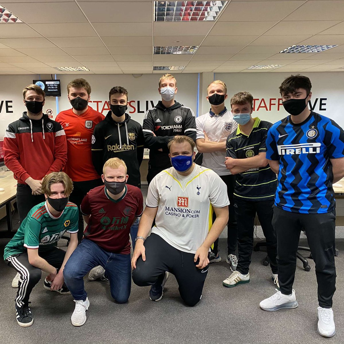 A big thank you to our Sports Journalism students participating in #footballshirtfriday to raise money for @cr_uk 

To donate to this excellent cause please visit: 

fundraise.cancerresearchuk.org/page/staffs-sp…

⚽️💪 #staffsuni #cancerawareness