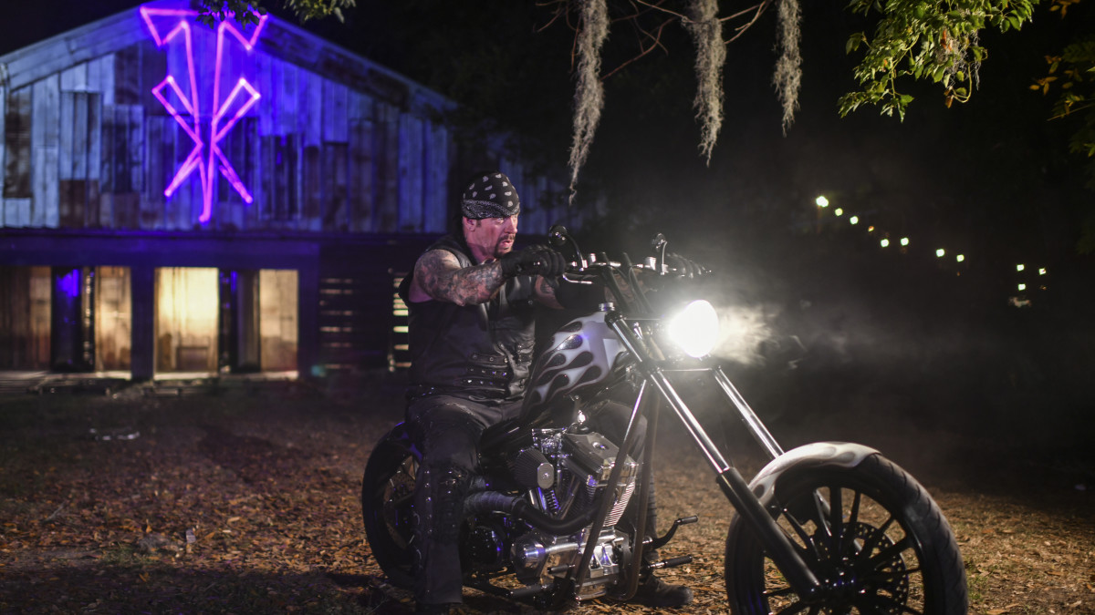 Complex's tweet image. Exclusive: @Undertaker debuts @SnoopDogg merch collab, talks 'Final Farewell' and legacy.  cmplx.co/aV3hg6W