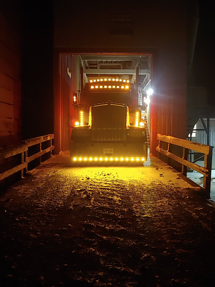 james_dyok's tweet photo. Front end Friday
#earlymorningstsrt
#nodaylight
#birdseed
#kenworthlonghood https://t.co/BT0VC4tVsL