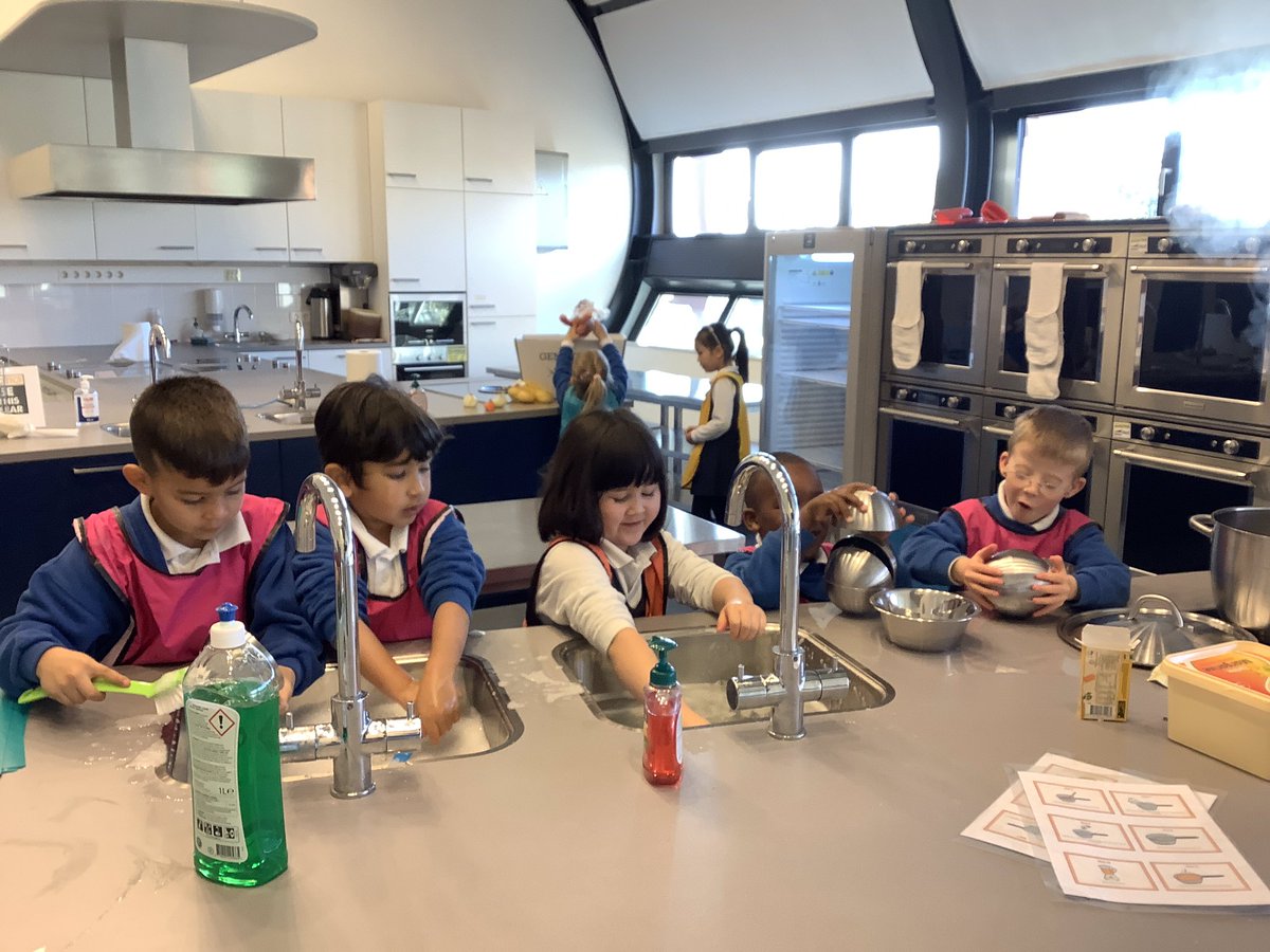 BSNJSL's tweet photo. When preparing and making pumpkin soup, it’s important to use a wide range of skills from chopping to washing up! #JSLY1 https://t.co/Zkno1zka04