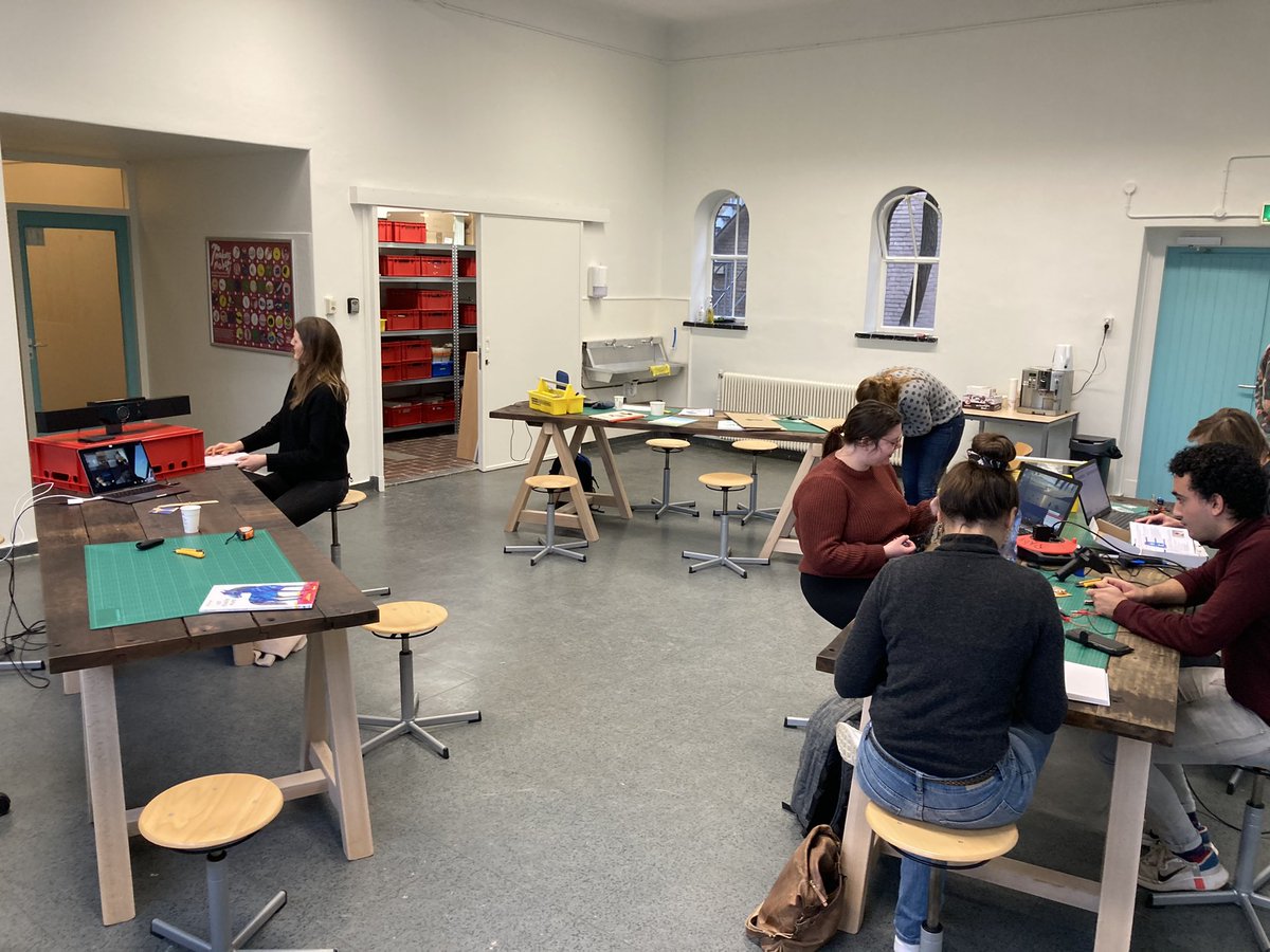 Fysiek en online tegelijkertijd is een hele mooie combinatie voor maakonderwijs. Masterclass <a href="/MakerCosmos/">MakerCosmos</a> waarbij studenten met elkaar (mee) maakten. Studenten vinden het super tof <a href="/HANnl/">HAN University of Applied Sciences (HAN)</a> Pabo! MakerCosmos is de maker space van de Academie Educatie <a href="/CoehoornC/">CoehoornCentraal</a> (innovatie hotspot)