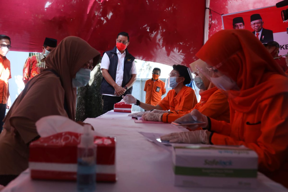 KemensosRI's tweet photo. #InfoSosial
@KemensosRI terus memastikan penyaluran bantuan sosial berjalan dengan baik.

Mensos @juliaribatubara hari ini meninjau penyaluran Bantuan Sosial Tunai (BST) dan Program Sembako di Kantor Pos Taman, Kab. Pemalang Jawa Tengah, Jum'at (20/11)

#KemensosHadir https://t.co/HtzMWglATB