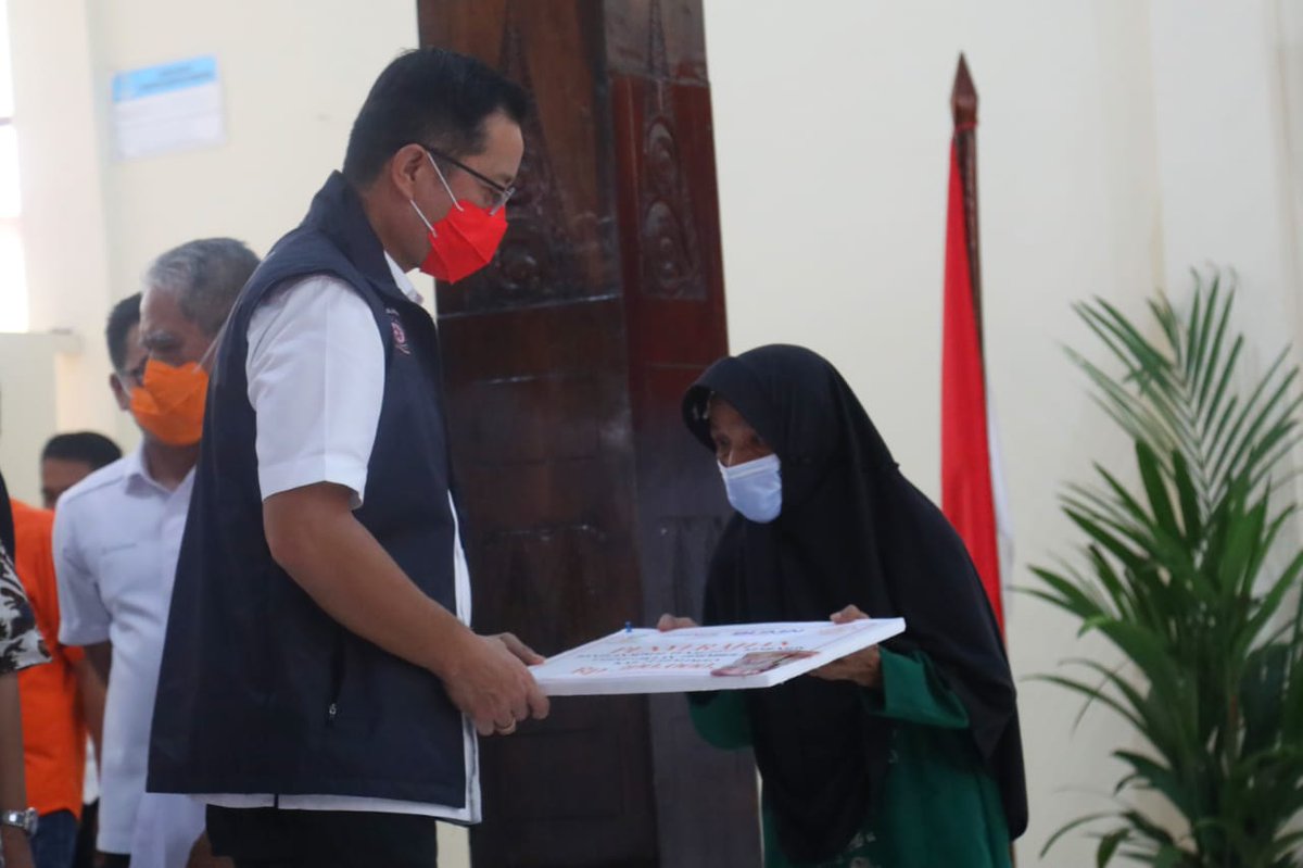 KemensosRI's tweet photo. Peninjauan penyaluran BST dan Program Sembako dilanjutkan di Kantor Kec. Karanganyar Kab. Purbalingga Jawa Tengah.  

Di Kab. Purbalingga, BST disalurkan kepada 30.603 KPM dg total nilai Rp9,1 miliar. Sedangkan Program Sembako disalurkan kpd 110.241 KPM dg total nilai Rp22 miliar https://t.co/innX802rHI