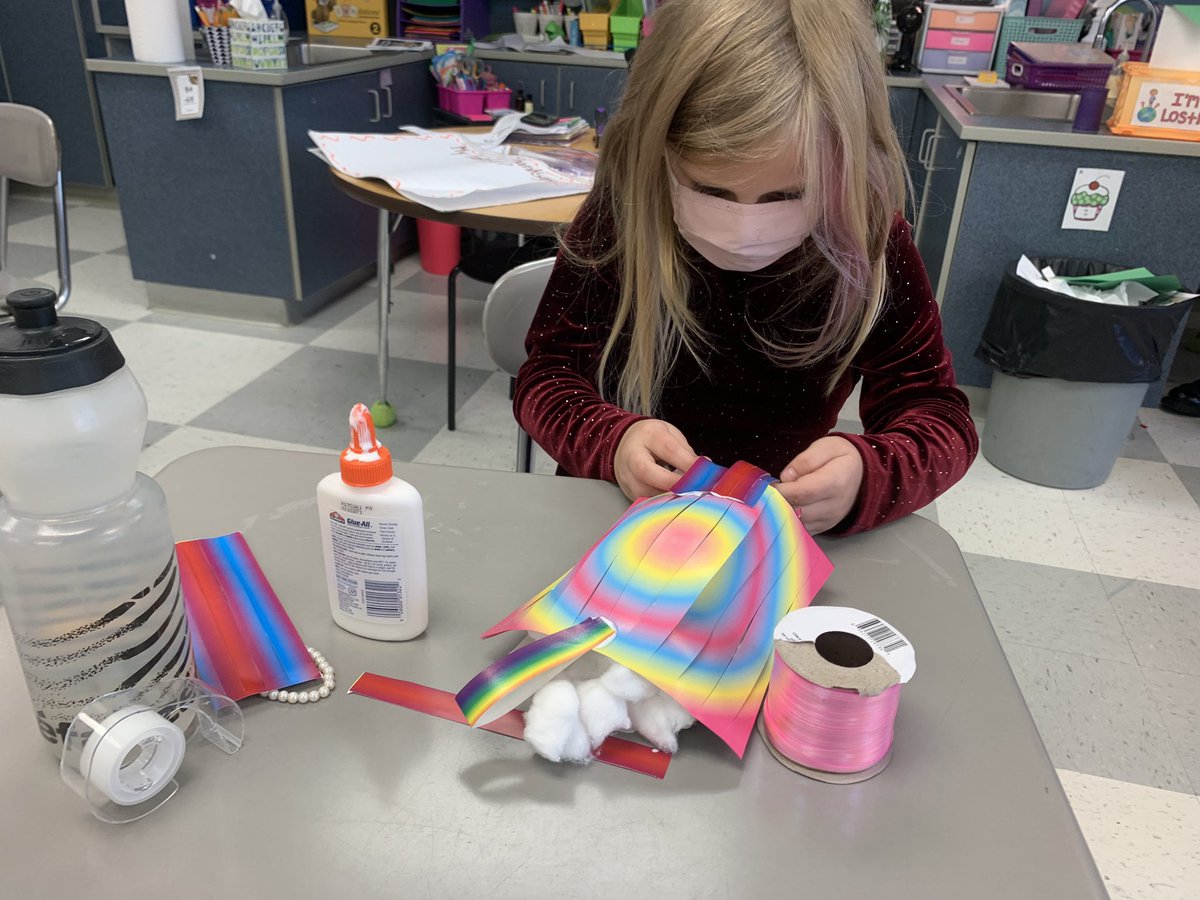 DeannaLeake's tweet photo. Who says there can’t be a Macy’s Day Parade this year?! After reading #BalloonsOverBroadway, #CBSeaStars in @BKepiro class are making their own parade balloons. #5StarDifference @CBElementary @NewHanoverCoSch https://t.co/oaHKPaW1I8