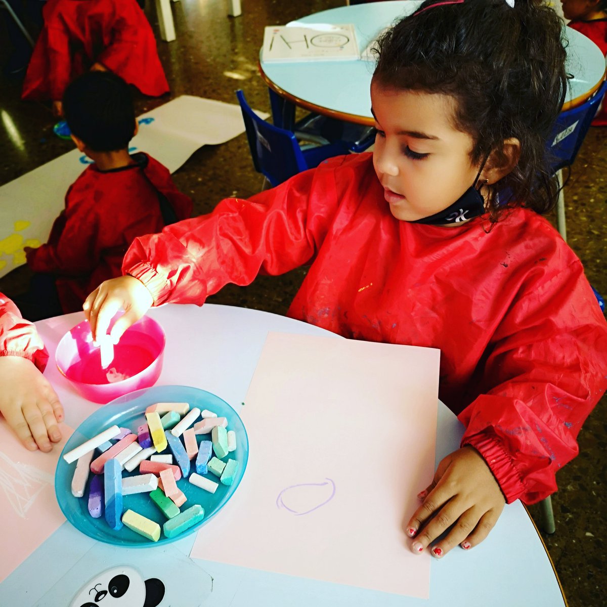 EscolapiesLL's tweet photo. Al microtaller d'Atelier treballem diferents tècniques creatives: pintem amb guixos mullats, fem fang, pintem amb pintura i escuma d'afaitar... Ens encanta!! 🎨
#microtallers #tecniquescreatives #educacioinfantil #atelier #artsplastiques https://t.co/Sbj3c55iem