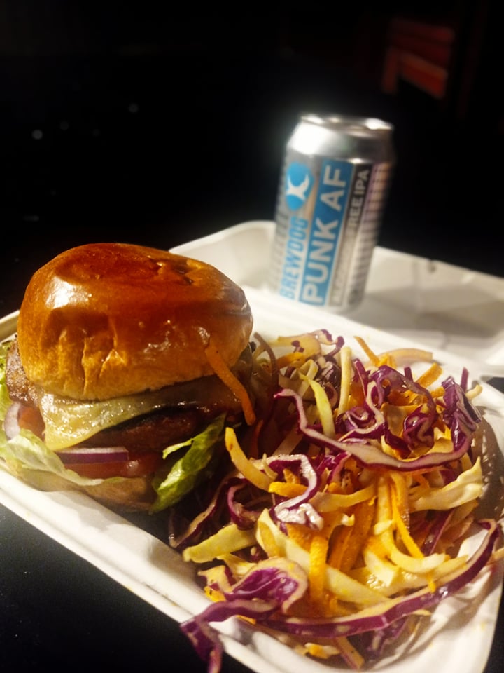 FentonPub's tweet photo. Feel Good Friday!

Good for You, Good for Us, Good for Cows, Good for your Liver.

Have a Vegan Cheeseburger with Vegan Coleslaw and a Punk AF alcohol free beer. https://t.co/mgUEoNOAeE