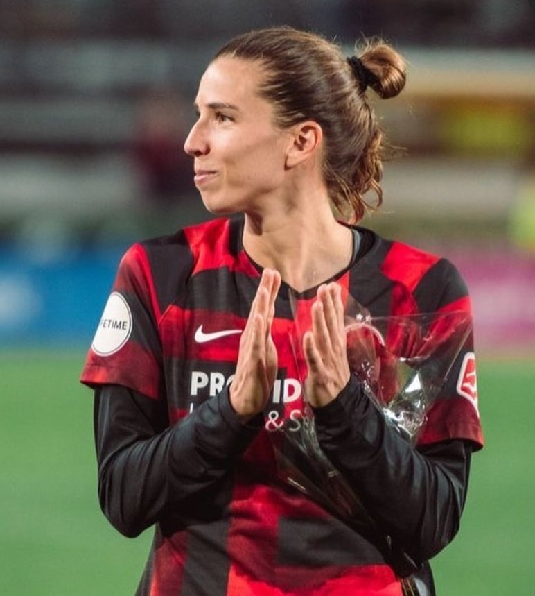 Tobin Heath's jawline; a thread