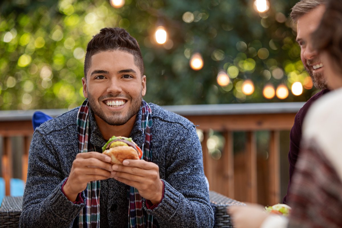 Chillin’ 😎 and Grillin’ 🍔#checkoutthatgrill #smile #weekendvibes #friends #family #simple #simplelife #keepitsmall #chill #grill #relax #getoutside #food #foodie #foodlove #yummy #foodphotography #lifestyle #lifestylephotography  #kimhummelphotography