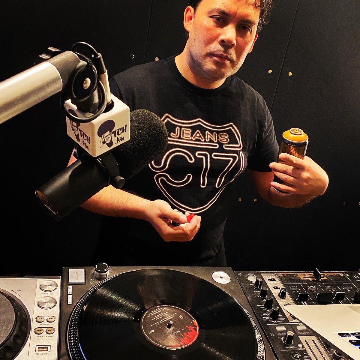 itchradio's tweet photo. @Tracksideburner crewโs DJ Philly wearing the @C17Jeans 100% organic tee ๐ธ๐lookin sharp #cedixseptjeans ๐ป#tracksideburners #itchfm #djphilly #frenchhiphop ๐ https://t.co/PzLaUafh0e