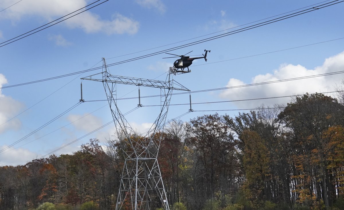 Specialized #transmission linemen, working from low-flying helicopters, supported NYPA in installing optical ground wire (OPGW) along transmission lines as part of our #CommunicationsBackbone program. 

Learn more about the high-flying feat: nypaenergy.tumblr.com/post/634707359…