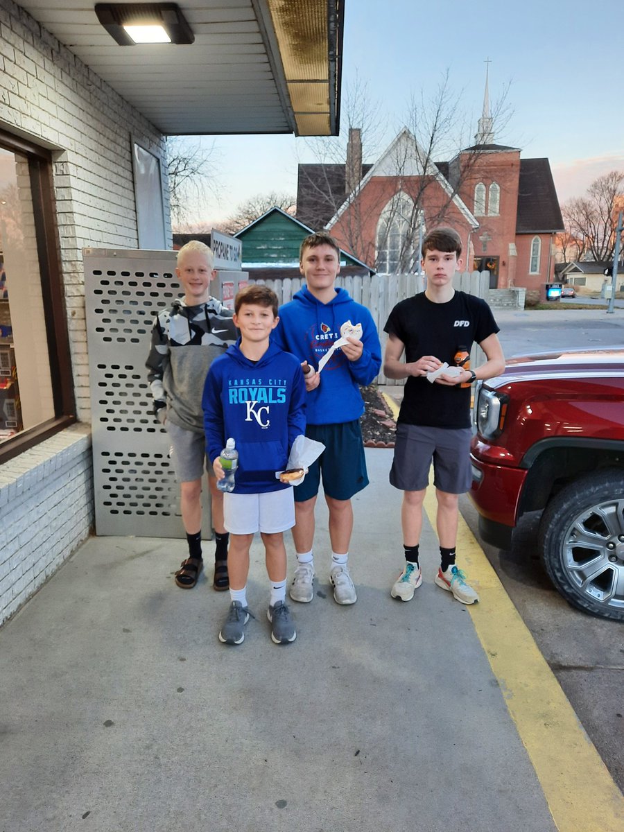 CreteYouthHoops's tweet photo. Not sure if they are getting up for the basketball or the donuts, but does it matter?
#CBA #morningshooting https://t.co/BcVdChCqku