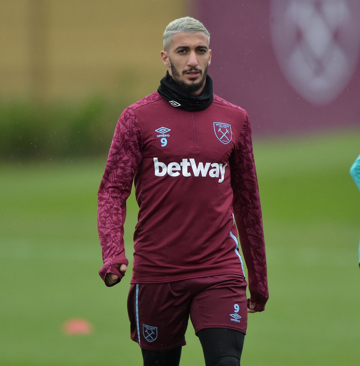 WestHam's tweet photo. 𝙄𝙘𝙚𝙙 𝙤𝙪𝙩 ❄️

📸 @Benrahma2 https://t.co/XyR7jZXBjv